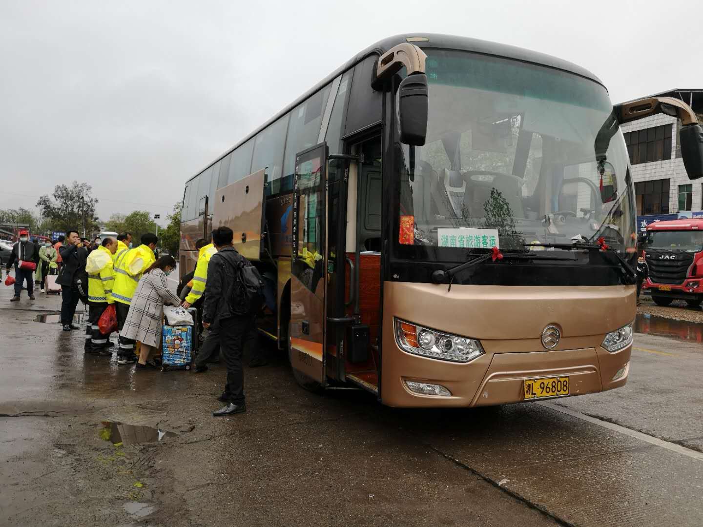 郴汽集團(tuán)緊急疏散轉(zhuǎn)運(yùn)T179次列車旅客